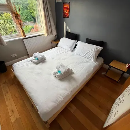 Bright 1br Flat With Free Parking & Easy Access *