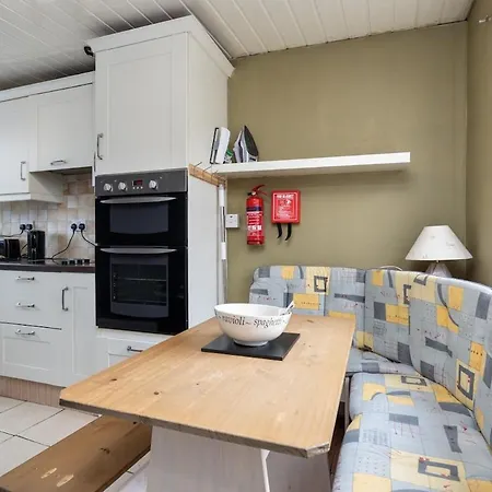 Bright 1br Flat With Free Parking & Easy Access