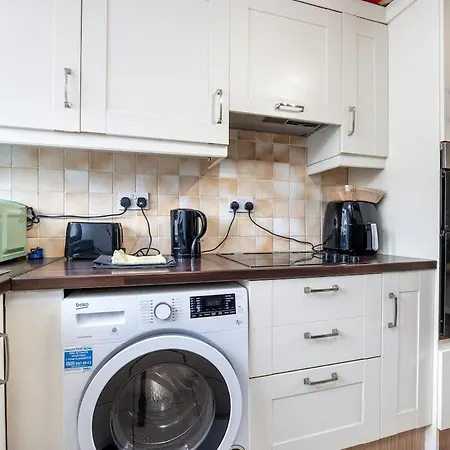 Bright 1br Flat With Free Parking & Easy Access