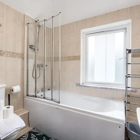 Bright 1br Flat With Free Parking & Easy Access Apartment